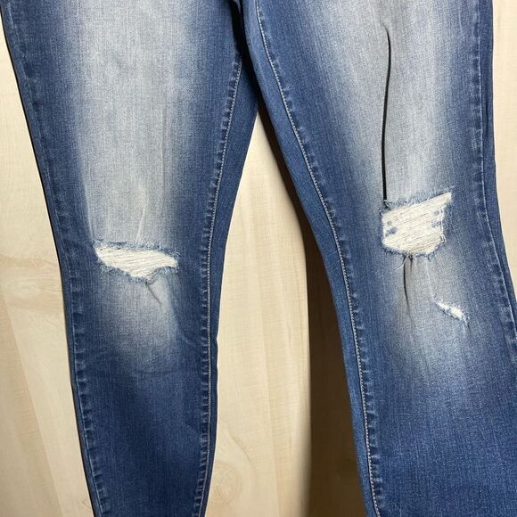 NWOT Maurices distressed jeans raw hem button fly, size medium - Picture 5 of 7